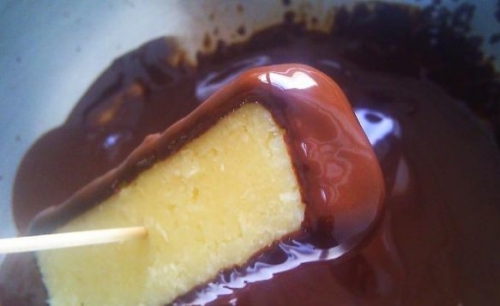 окунаем баунти в растопленный шоколад