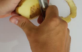 очищаем картофель от кожуры