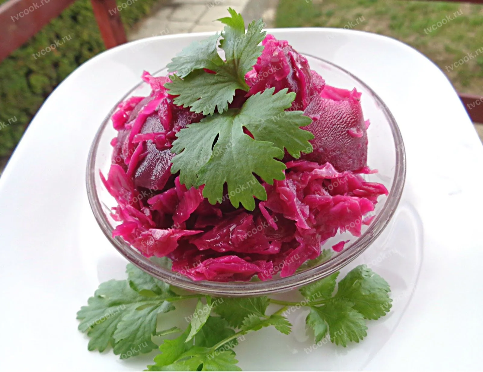 Быстрая маринованная капуста со свеклой