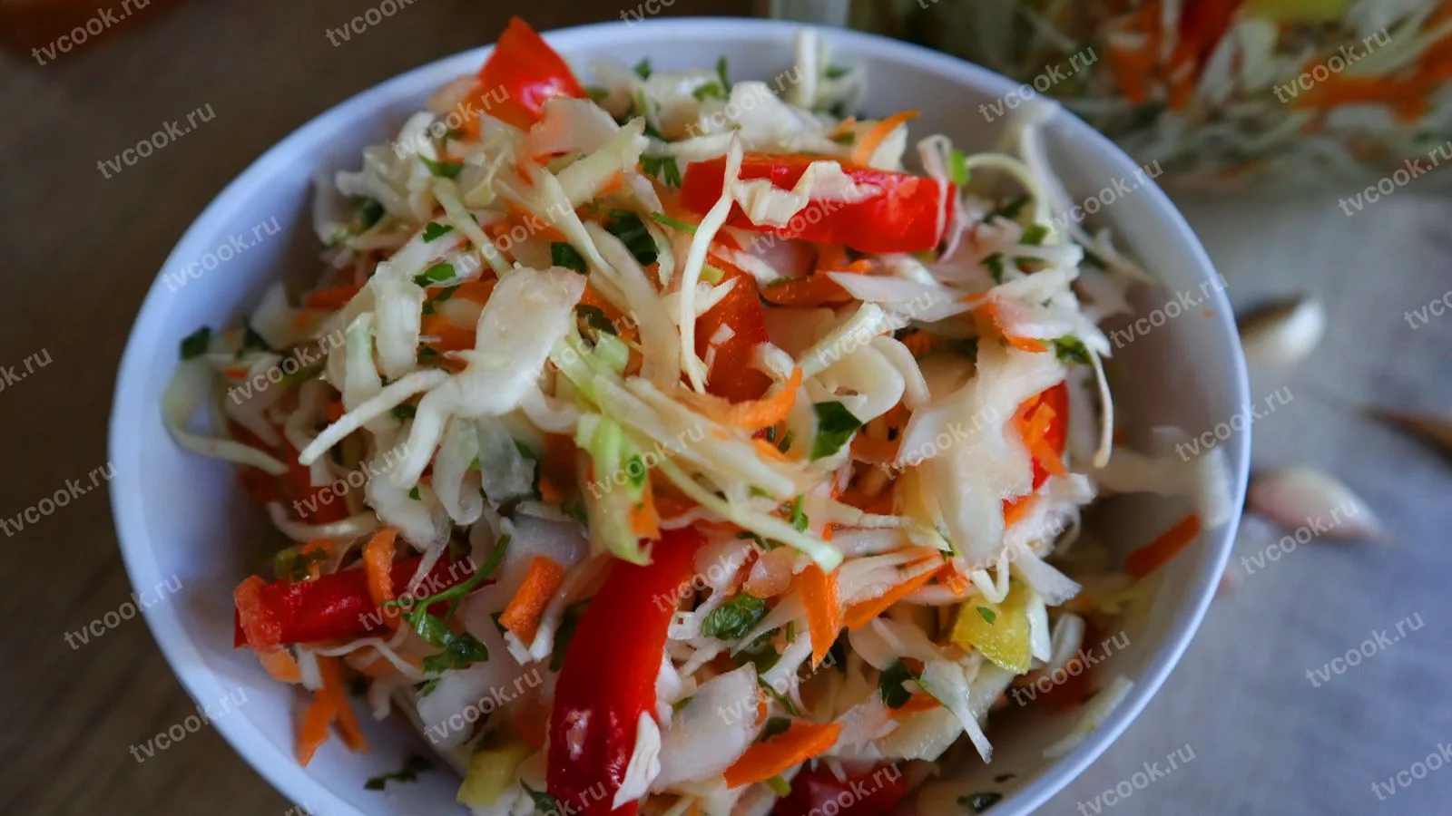 Маринованная капуста быстрого приготовления с перцем, луком и петрушкой