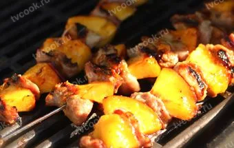 Шашлык из свинины с ананасами — сочный, кисло-сладкий
