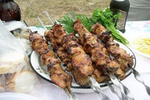 Шашлык с майонезом и минералкой — мягкий и сочный