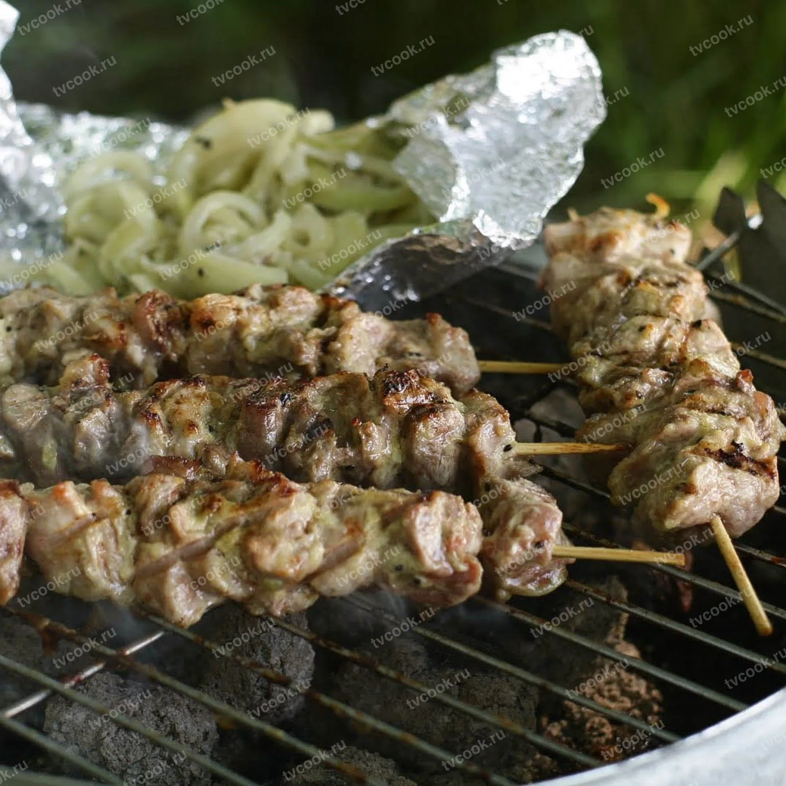 Шашлык из свинины с киви — быстрый маринад за час