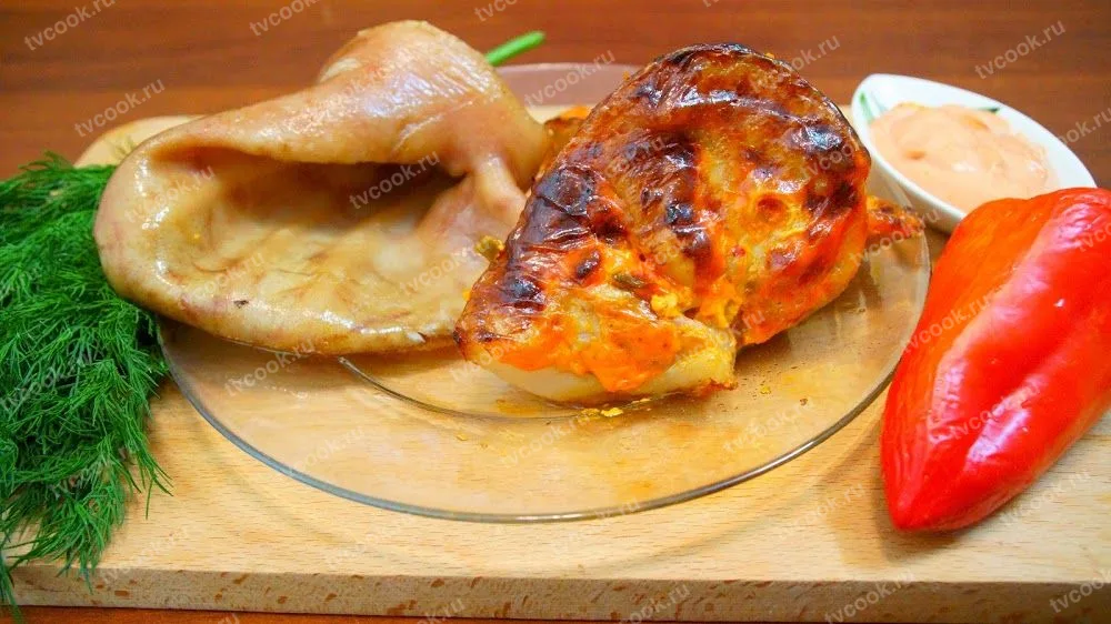 Салат из свиных ушей с перцем и огурцом — острая закуска