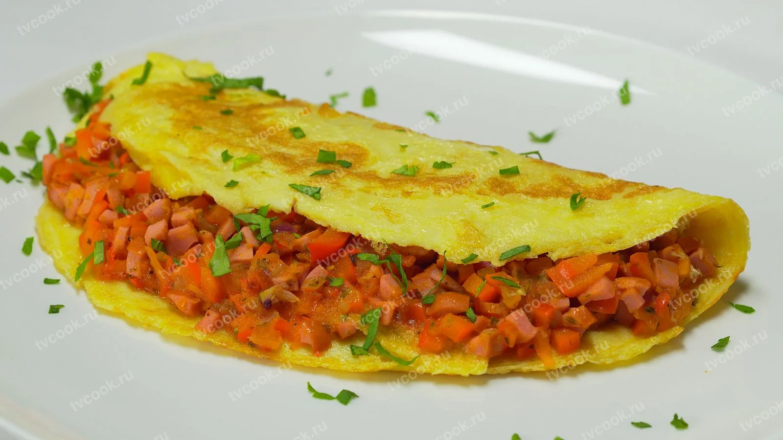 Омлет с овощами и сосисками. Американская кухня