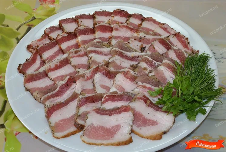 Соленое сало в рассоле с чесноком