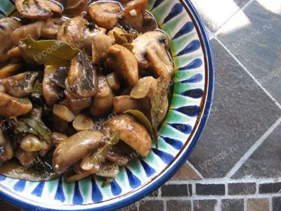Маслята на зиму — классический маринад с чесноком