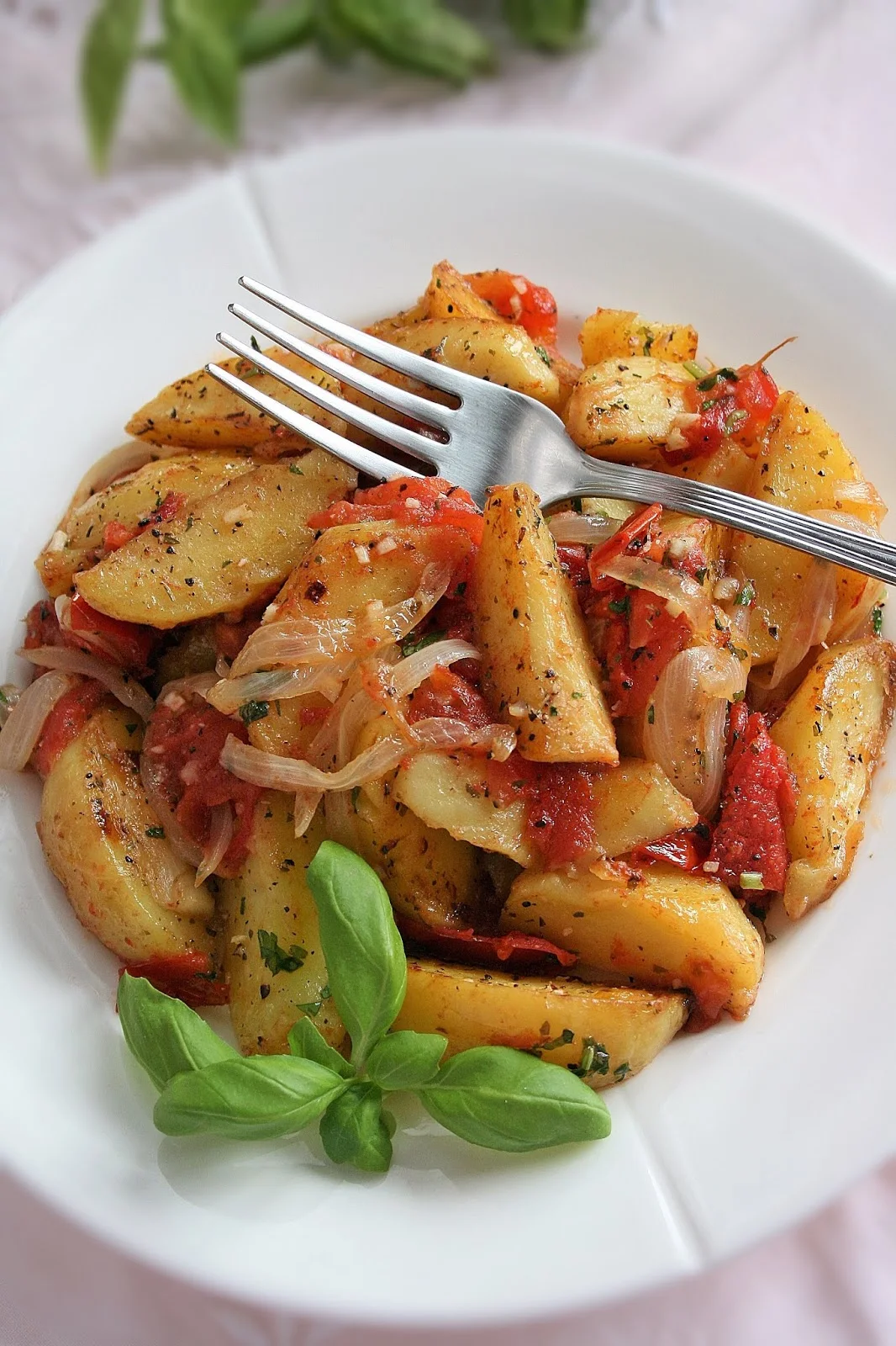 Жареная картошка с помидорами и луком
