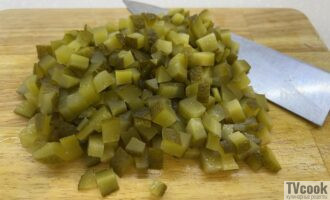 Солянка сборная мясная нарезаем огурцы для солянки