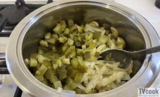 Солянка сборная мясная тушим огурцы с луком