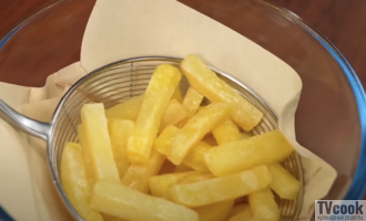 Хрустящий картофель фри с сырным соусом дома Хрустящий картофель фри с сырным соусом дома