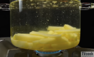 Хрустящий картофель фри с сырным соусом дома Хрустящий картофель фри с сырным соусом дома