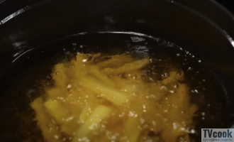 Хрустящий картофель фри с сырным соусом дома Хрустящий картофель фри с сырным соусом дома