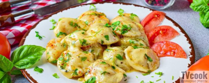 Жареные пельмени с сыром на сковороде