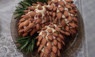 Рецепт салата 'Шишка' с курицей и миндалем Рецепт салата 'Шишка' с курицей и миндалем