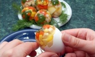 Рецепт заливного 'Яйца Фаберже' с овощами и колбасой Рецепт заливного 'Яйца Фаберже' с овощами и колбасой