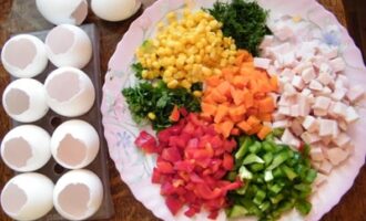 Рецепт заливного 'Яйца Фаберже' с овощами и колбасой Рецепт заливного 'Яйца Фаберже' с овощами и колбасой