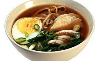 Суп Тори Удон: Традиционный японский рецепт с курицей Суп Тори Удон: Традиционный японский рецепт с курицей