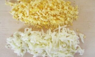 Салат 'Рояль' с копченой курицей и ананасами – рецепт