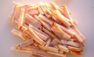 Салат 'Рояль' с копченой курицей и ананасами – рецепт