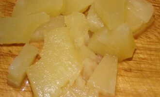 Салат 'Рояль' с копченой курицей и ананасами – рецепт