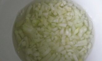 Салат 'Рояль' с копченой курицей и ананасами – рецепт