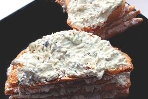 Рецепт слоёного закусочного торта «Мешочек счастья» Рецепт слоёного закусочного торта «Мешочек счастья»