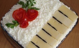 Салат 'Рояль' с копченой курицей и ананасами – рецепт