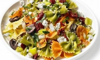 Как приготовить средиземноморский салат с макаронами и сыром Фета Как приготовить средиземноморский салат с макаронами и сыром Фета