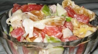 Салат «Неженка» с курицей, шампиньонами и фруктами Салат «Неженка» с курицей, шампиньонами и фруктами