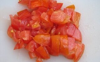 Салат «Неженка» с курицей, шампиньонами и фруктами Салат «Неженка» с курицей, шампиньонами и фруктами