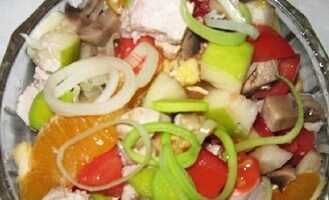 Салат «Неженка» с курицей, шампиньонами и фруктами Салат «Неженка» с курицей, шампиньонами и фруктами