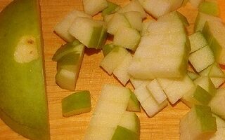 Салат «Неженка» с курицей, шампиньонами и фруктами Салат «Неженка» с курицей, шампиньонами и фруктами