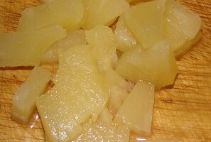 Салат «Неженка» с курицей, шампиньонами и фруктами Салат «Неженка» с курицей, шампиньонами и фруктами