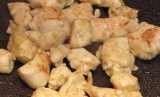 Салат «Неженка» с курицей, шампиньонами и фруктами Салат «Неженка» с курицей, шампиньонами и фруктами