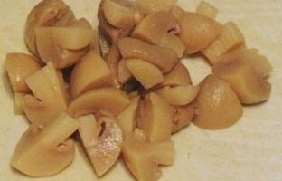 Салат «Неженка» с курицей, шампиньонами и фруктами Салат «Неженка» с курицей, шампиньонами и фруктами