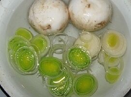 Салат «Неженка» с курицей, шампиньонами и фруктами Салат «Неженка» с курицей, шампиньонами и фруктами