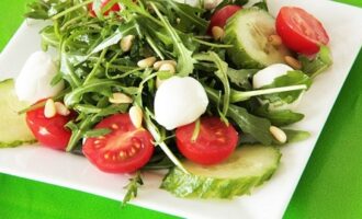 Рецепт: Салат с рукколой и моцареллой с медово-горчичной заправкой Рецепт: Салат с рукколой и моцареллой с медово-горчичной заправкой
