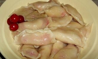 Вареники с вишней на пару — пышные на кефире с крахмалом в начинке Вареники с вишней на пару — пышные на кефире с крахмалом в начинке
