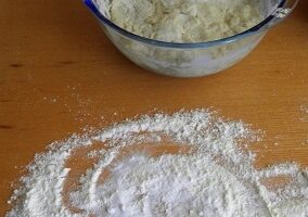Вареники с вишней на пару — пышные на кефире с крахмалом в начинке Вареники с вишней на пару — пышные на кефире с крахмалом в начинке