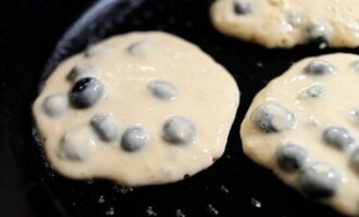 Лимонно-черничные оладушки Лимонно-черничные оладушки