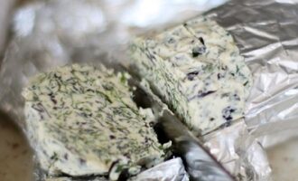 Ароматное сливочное масло с травами и чесноком — заготовка для стейков, пасты, картофеля Ароматное сливочное масло с травами и чесноком — заготовка для стейков, пасты, картофеля