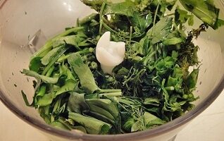 Ароматное сливочное масло с травами и чесноком — заготовка для стейков, пасты, картофеля Ароматное сливочное масло с травами и чесноком — заготовка для стейков, пасты, картофеля
