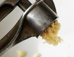 Ароматное сливочное масло с травами и чесноком — заготовка для стейков, пасты, картофеля Ароматное сливочное масло с травами и чесноком — заготовка для стейков, пасты, картофеля
