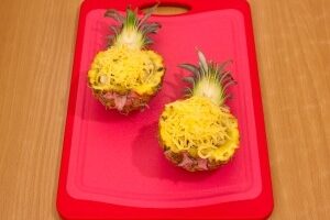 Ананасы, фаршированные куриным филе и запечённые под сыром Ананасы, фаршированные куриным филе и запечённые под сыром