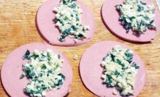 Пикантные рулетики из колбасы Пикантные рулетики из колбасы