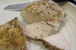 Запеченное куриное филе в фольге с черносливом и изюмом Запеченное куриное филе в фольге с черносливом и изюмом
