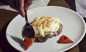 Полный рецепт мяса по-французски с грибами и луком Полный рецепт мяса по-французски с грибами и луком