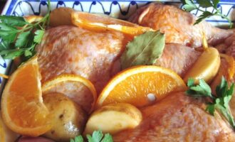 Цыпленок «Пири-пири» с апельсином и картофелем Цыпленок «Пири-пири» с апельсином и картофелем