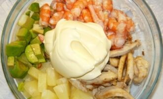 Салат с курицей и креветками в ананасе Салат с курицей и креветками в ананасе